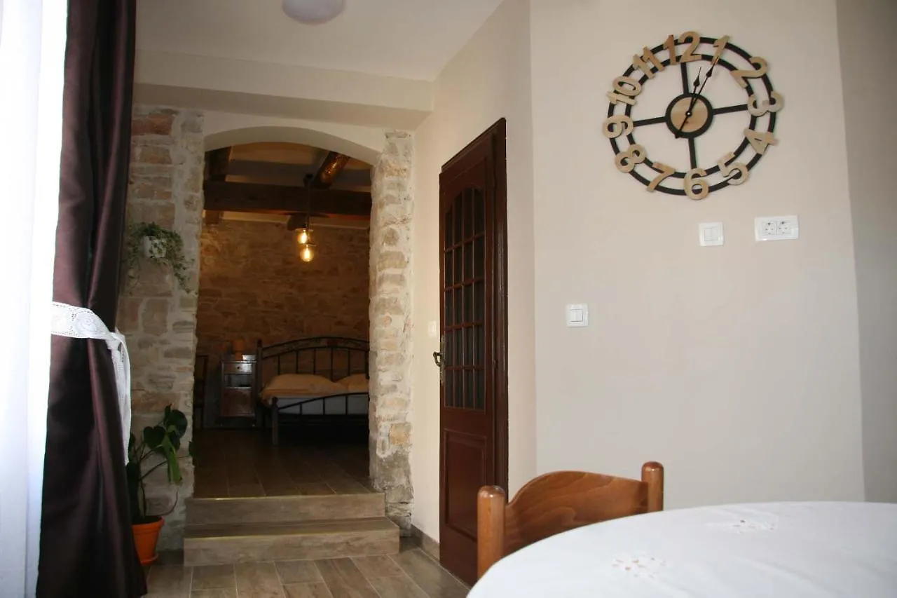 Apartments Sena Pula 0*,  Kroatië